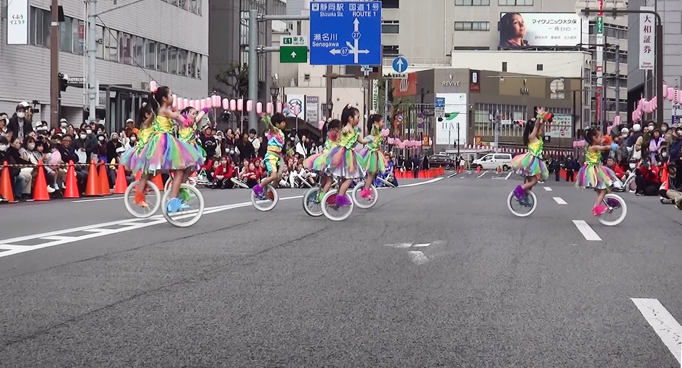 一輪車の演技をするこどもたち