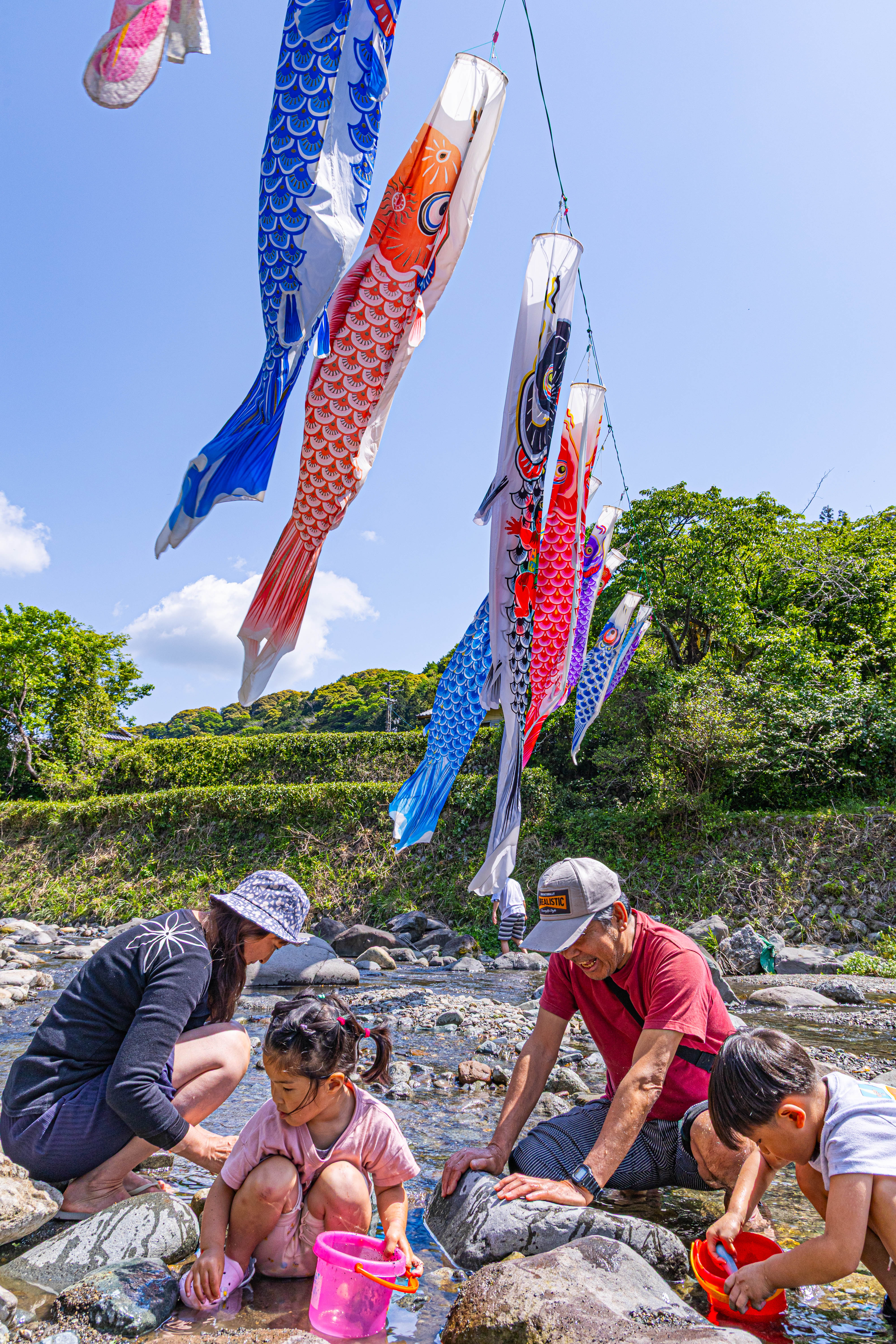 川遊びをする家族