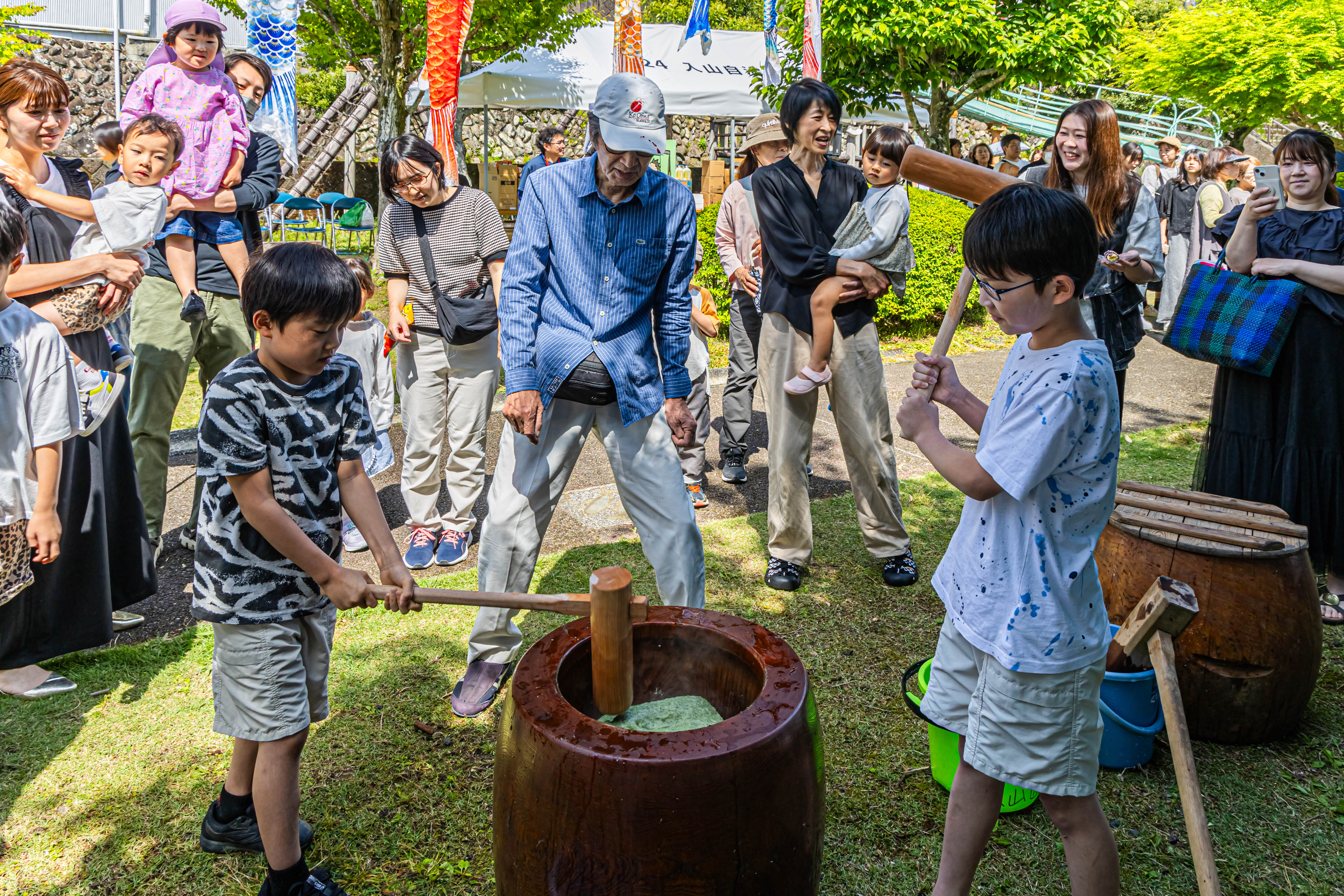 餅つきをする様子