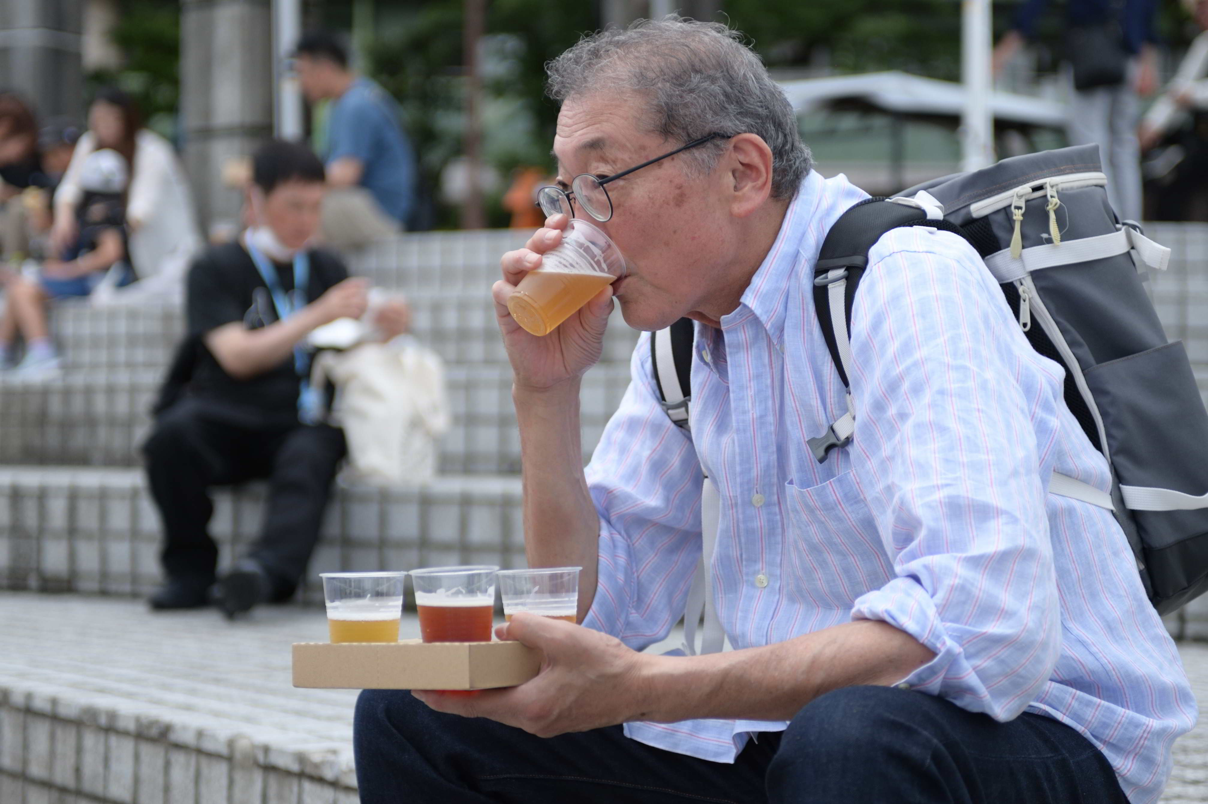 飲み比べをする来場者