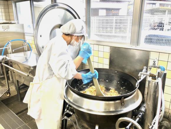こども園調理風景