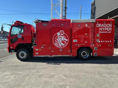 大型放水砲搭載ホース延長車（側面からの写真）
