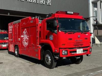 大型放水砲搭載ホース延長車（斜め前方からの写真）