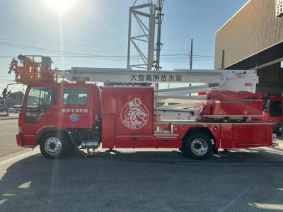 大型高所放水車（側面からの写真）