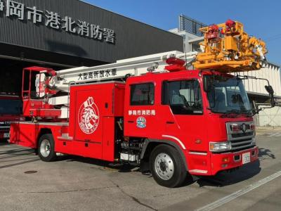大型高所放水車（斜め前方からの写真）
