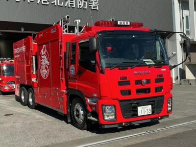 大容量送水ポンプ車（斜め前方からの写真）