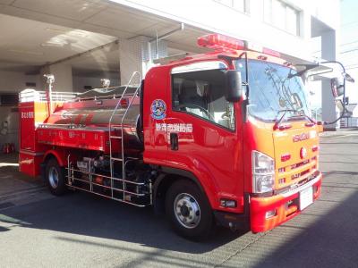 大型水槽車（斜め前方からの写真）