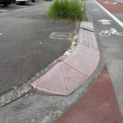 歩車道境界ブロックの段差を解消する鉄板