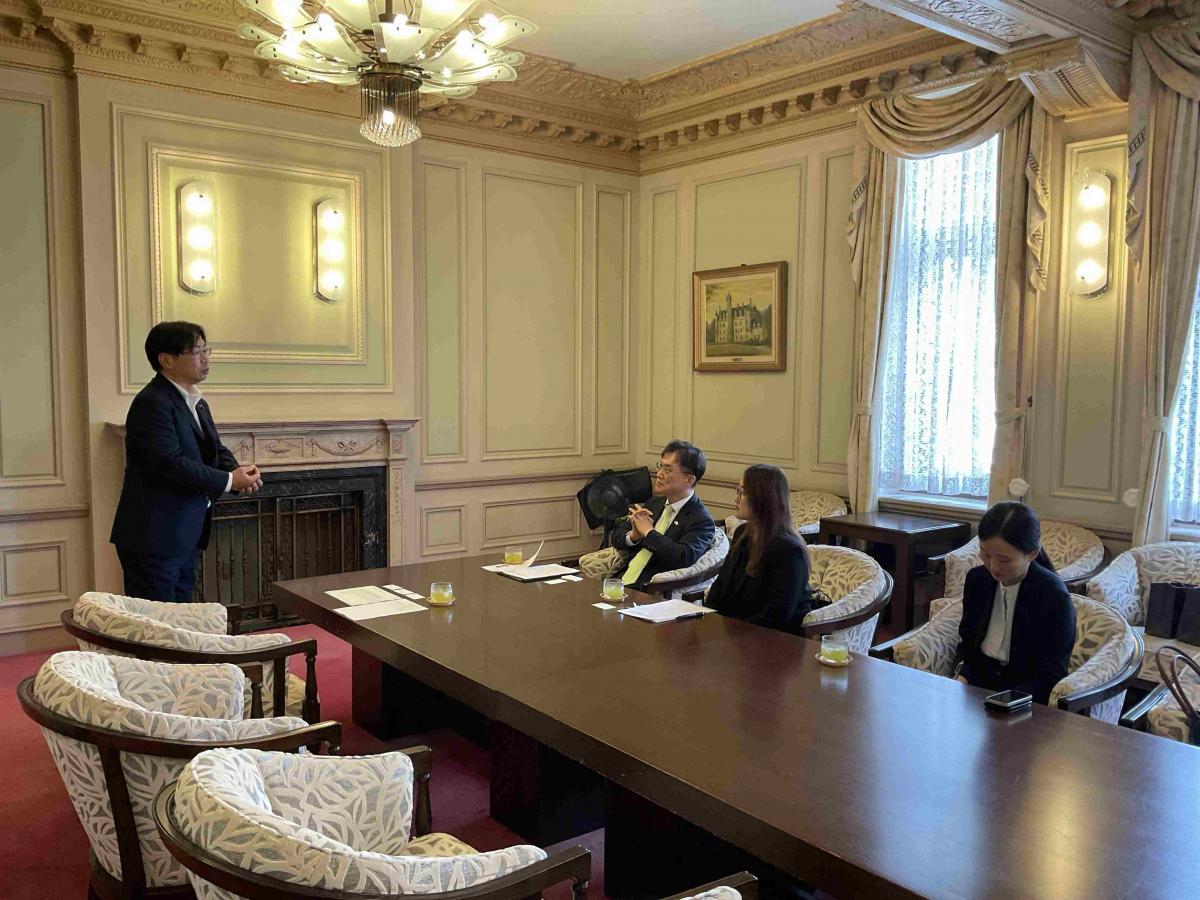 駐横浜大韓民国総領事御一行来訪に対応している様子