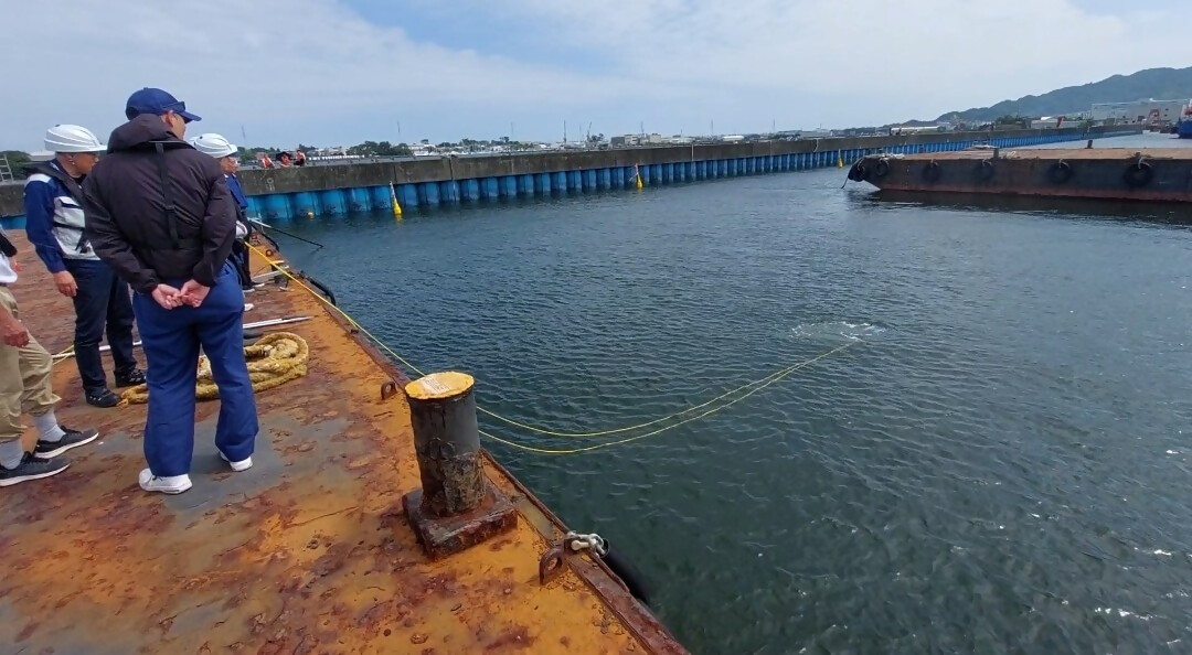 台船からのROV(水中ドローン)の潜航試験の実施