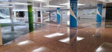 静岡駅の地下道の床が一面水浸しになっている