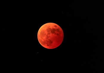 真っ赤な月