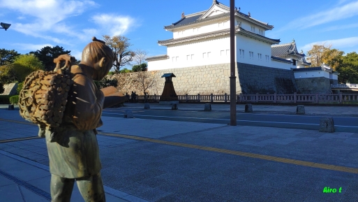 二宮金次郎の銅像と駿府城