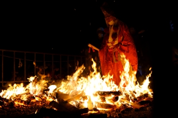 火の中を歩く神社の人