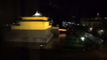 黄色くライトアップされた巽櫓を歴史博物館から撮影した写真