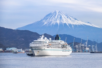 航海するアマデアと富士山
