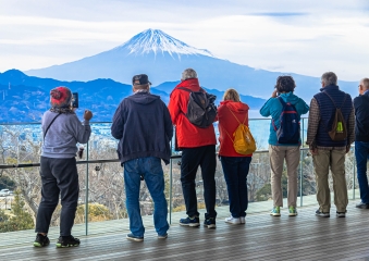 日本平夢テラスからの富士山の眺めを楽しむ乗船客