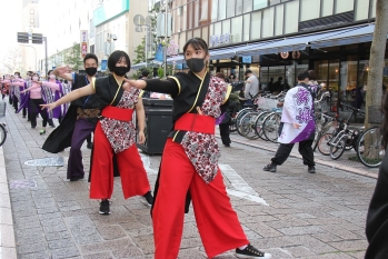 呉服町通りで踊りを披露するグループ