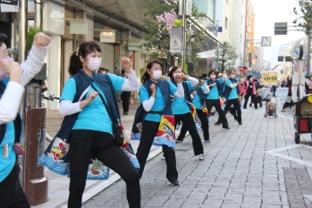 女性のグループをマスクをしながら踊りを披露している
