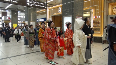 新婚さんや侍の格好をした人たちがJR静岡駅内を歩いている