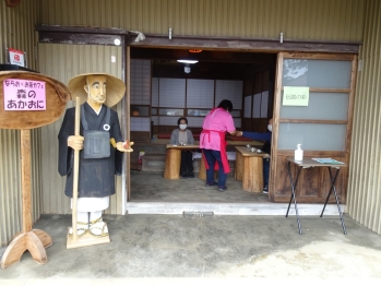 お茶カフェが開催されている民家の入り口でお坊さんの格好をした人形が出迎えている