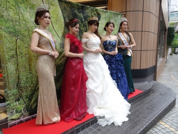 モデルが着用するドレスの色や形はそれぞれ異なり、頭にはみんなティアラを乗せている。