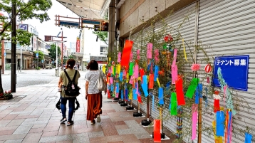 店仕舞いしたシャッターの前にも、短冊を吊るした笹が飾られている。