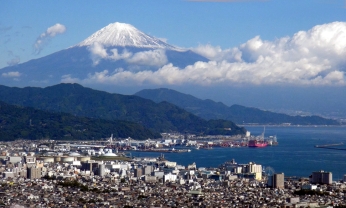 日本平山頂から富士山と清水のまちと駿河湾をとらえた1枚。