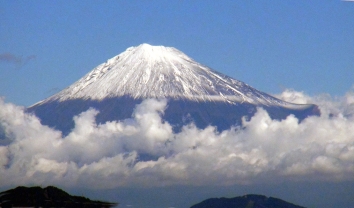富士山の山頂は真っ白い雪で覆われている。