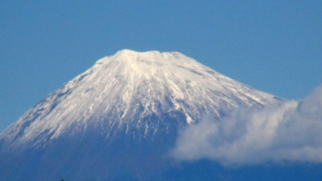 富士山の頂をアップにしてとらえた写真。まだ山肌が見える程度の積雪だがとても綺麗。