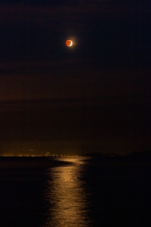 真っ暗な三保の海面に、月食が始まった月の光が輝いている。