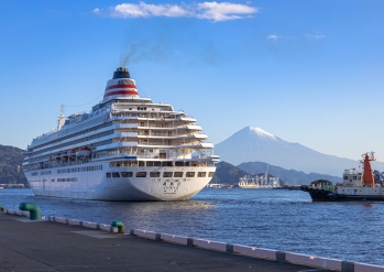 10月30日に清水港へ入港した時の様子。よく晴れて雪が積もった富士山がはっきり見え、白い船体も輝いている。