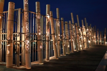 竹灯籠を近くからとらえた写真。オリンピックイヤーにちなみ、五輪マークなどの模様が施されている。