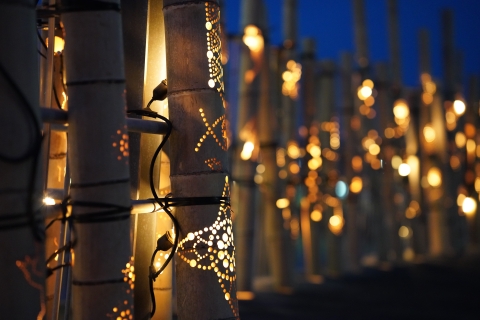 こちらの竹灯籠には、オリエンタルな雰囲気の模様が施されている。