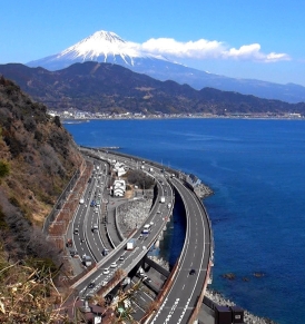 「国一バイパス」「東名高速道路」が交差する、由比らしい風景。