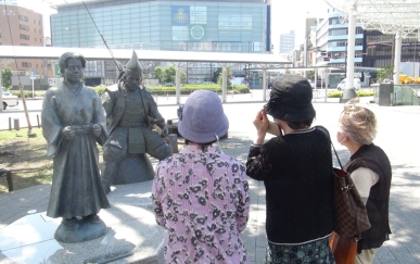 今川義元公像と松平竹千代君像を撮影する人々