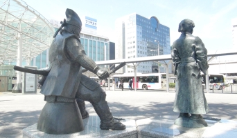 今川義元公像と松平竹千代君像から眺める静岡駅前ロータリー