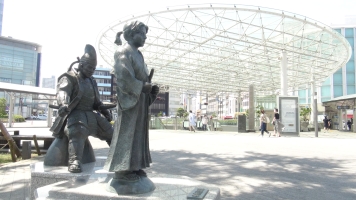 今川義元公像、松平竹千代君像と静岡駅前ロータリー