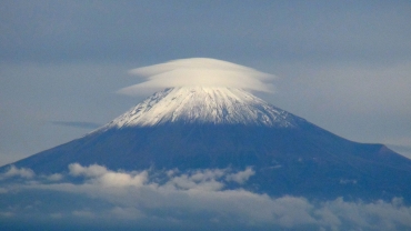傘雲のかかった富士山
