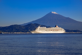 富士山を背景に海上を進む飛鳥2