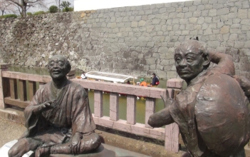 弥次さん、喜多さん像の前を通る葵舟