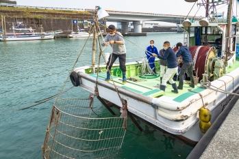 漁師たちが船上で漁の準備をしている