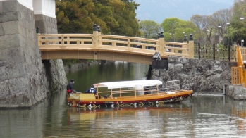 工事が終わった東御門橋とその下に浮かぶ葵舟