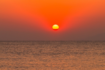 夕日の沈む三保の海の景色