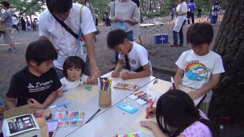 竹紙に絵を描く子供たち
