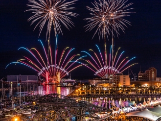 清水港を七色に彩る花火