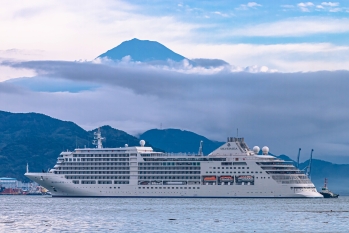 富士山に見守られながら入港するシルバー・ミューズ