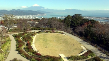 日本平夢テラスから望む夢テラス前庭と富士山