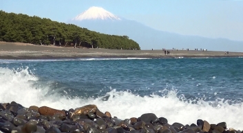 三保の海岸と富士山。海岸には多くの人が訪れている