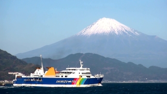 海上をいく駿河湾フェリーと、背景に富士山